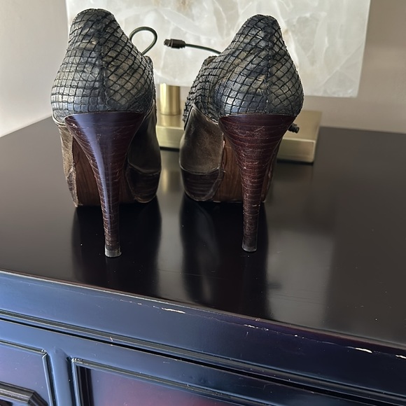 Stuart Weitzman platform army green and gray peep toe pumps - Picture 3 of 7